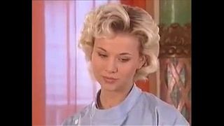 Доктор и медсестра с помощью рук и пениса проверяют глубину дырок пациентки