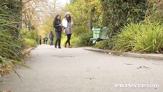 Молодой фотограф устроил дикий секс на кровати с красивой милфой