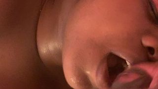 Толстая негритоска впервые сосёт хуй и трахается со сводным братом