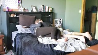 Молодожены ебутся в супружесской постели на выходных