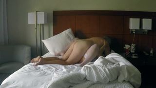 Седой мужик на кровати трахает в классической позе жену друга и лижет ей вагину