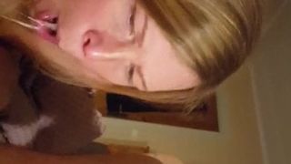 Муж на камеру дал зрелой супруге за щеку и сдрочил ей в рот сперму