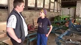 Толстый начальник выебал миниатюрную блондинку в гараже и кончил ей в рот